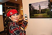 Jeannette Graf vor einem Foto des ChâteauMirands/ Noisy bei der Eröffnung der Ausstellung „Lost Places Special Edition Vol. I“ von Fotograf Peter Untermaierhofer im Hotel Le Méridien München (©Foto: Martin Schmitz)